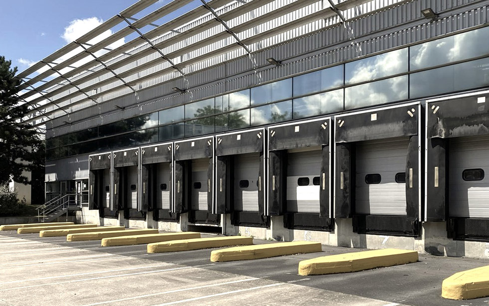 Logistikimmobilie mit durchgehender Verladerampe und Andocktoren