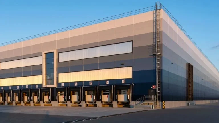 Logistikhalle mit Verladung im Abendlicht